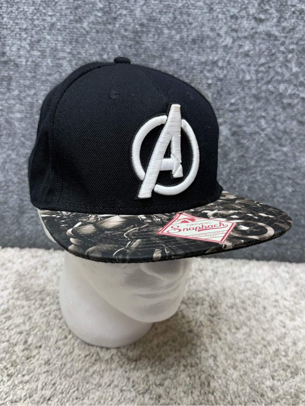 Marvel Avengers Original Snapback hat cap Bioworld Merch. Black/White
